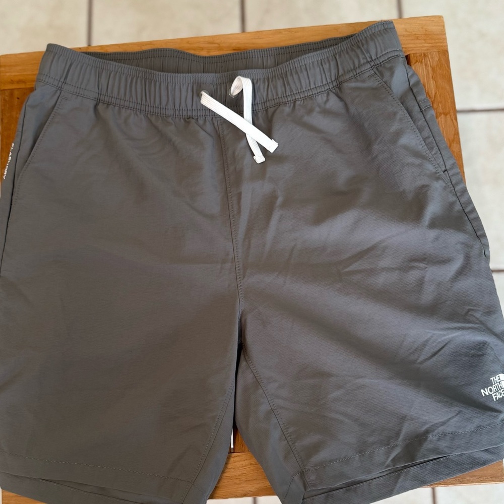 NWOT North Face Flashdry Grey Men’s Shorts Size Small 7in inseam